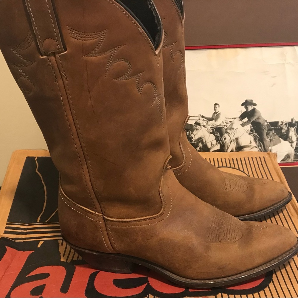Women’s tan distressed low heel Laredo cowboy boots size 8.5